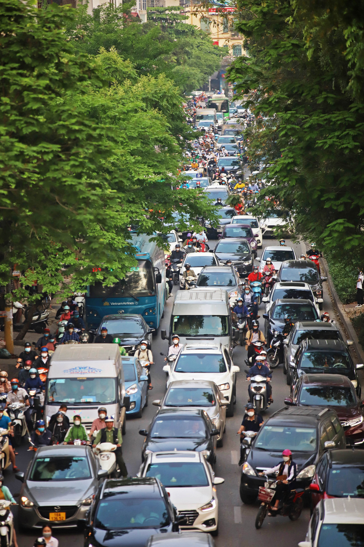 Đặc điểm của đường Láng là có nhiều nút giao với các trục đường lớn như Hoàng Cầu, Láng Hạ, Nguyễn Chí Thanh, Chùa Láng... khiến xe cộ phải dừng chờ đèn đỏ lâu, dẫn đến ùn tắc. Đây cũng là đoạn tuyến có mặt đường nhỏ hẹp nhất trên tuyến vành đai 2.