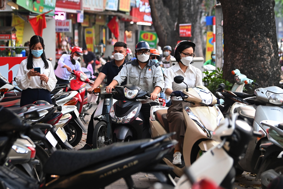Vỉa hè xung quanh khu vực này mỗi khi ùn tắc giao thông lại trở thành nơi lưu thông của người đi xe máy.