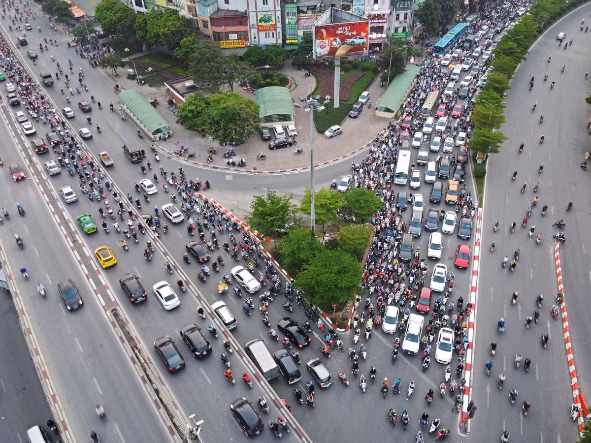 Một số xe máy bất chấp đi ngược chiều để thoát khỏi dòng phương tiện. Những ngày gần đây, học sinh trở lại trường học cùng với các loại hình kinh doanh thiết lập trạng thái bình thường sau dịch khiến nút giao này ùn tắc bất kể thời gian nào trong ngày.