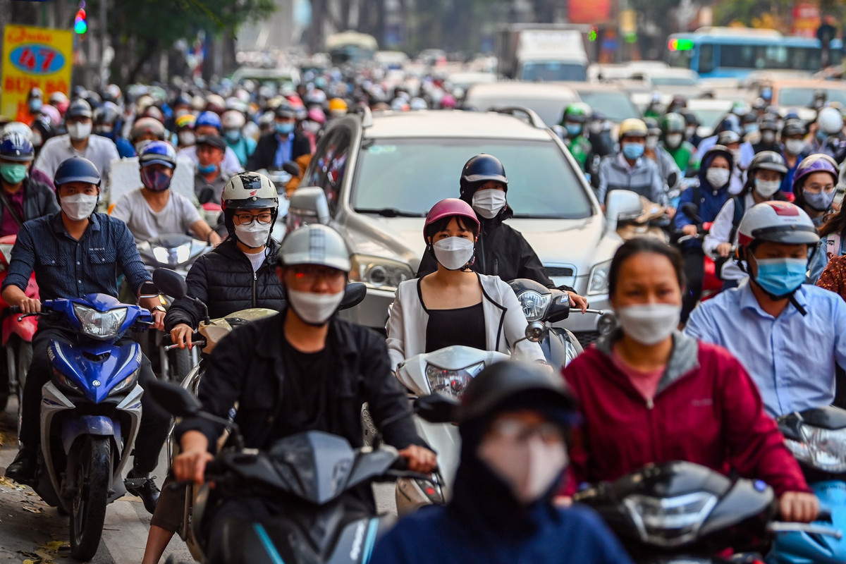 Đây là nút giao của các con đường có mật độ phương tiện lớn như đường Láng, Tây Sơn, Nguyễn Trãi và Trường Chinh.