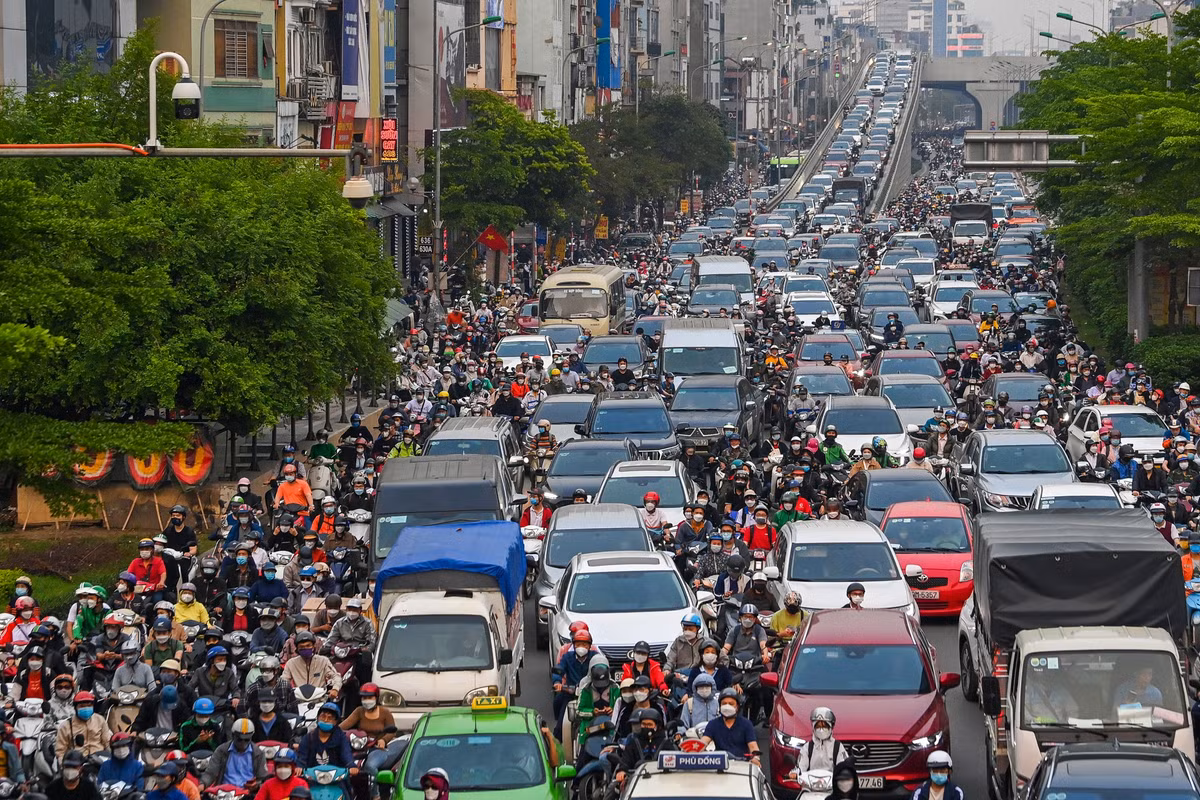 Lối xuống của đường trên cao cách Ngã Tư Sở hơn 100 m khiến dòng xe rất khó khăn mới có thể tiếp cận đường dưới thấp.