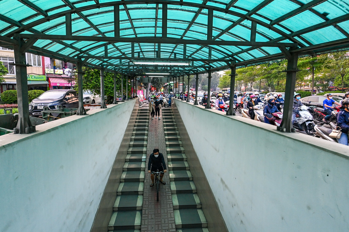 Khu vực cửa hầm đi bộ tạo thành nút thắt cổ chai và luôn trong tình trạng bị các phương tiện cắt ngang khiến người dân gặp khó khăn khi tiếp cận.