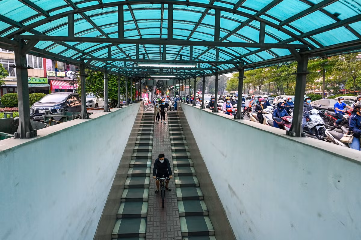 Khu vực cửa hầm đi bộ tạo thành nút thắt cổ chai và luôn trong tình trạng bị các phương tiện cắt ngang khiến người dân gặp khó khăn khi tiếp cận.