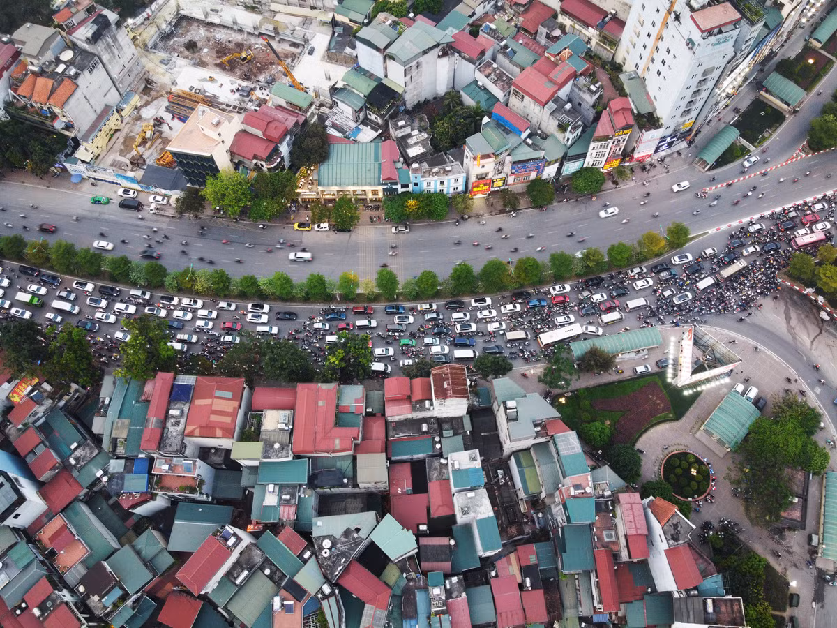 Các phương tiện đi từ đường Láng sang Trường Chinh cũng bị tắc nghẽn trước khi vượt qua nút giao.