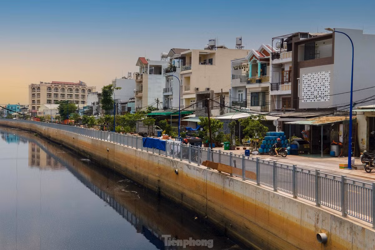 Kênh Nước Đen chảy qua khu vực phường Bình Hưng Hòa A (quận Bình Tân) nhiều năm qua là "điểm đen" về ô nhiễm môi trường. Tháng 4/2020, dự án được nâng cấp, cải tạo đường và kênh (đoạn từ cống hộp hiện hữu đến kênh Tham Lương) khởi công và cơ bản hoàn thành dịp Tết vừa qua.