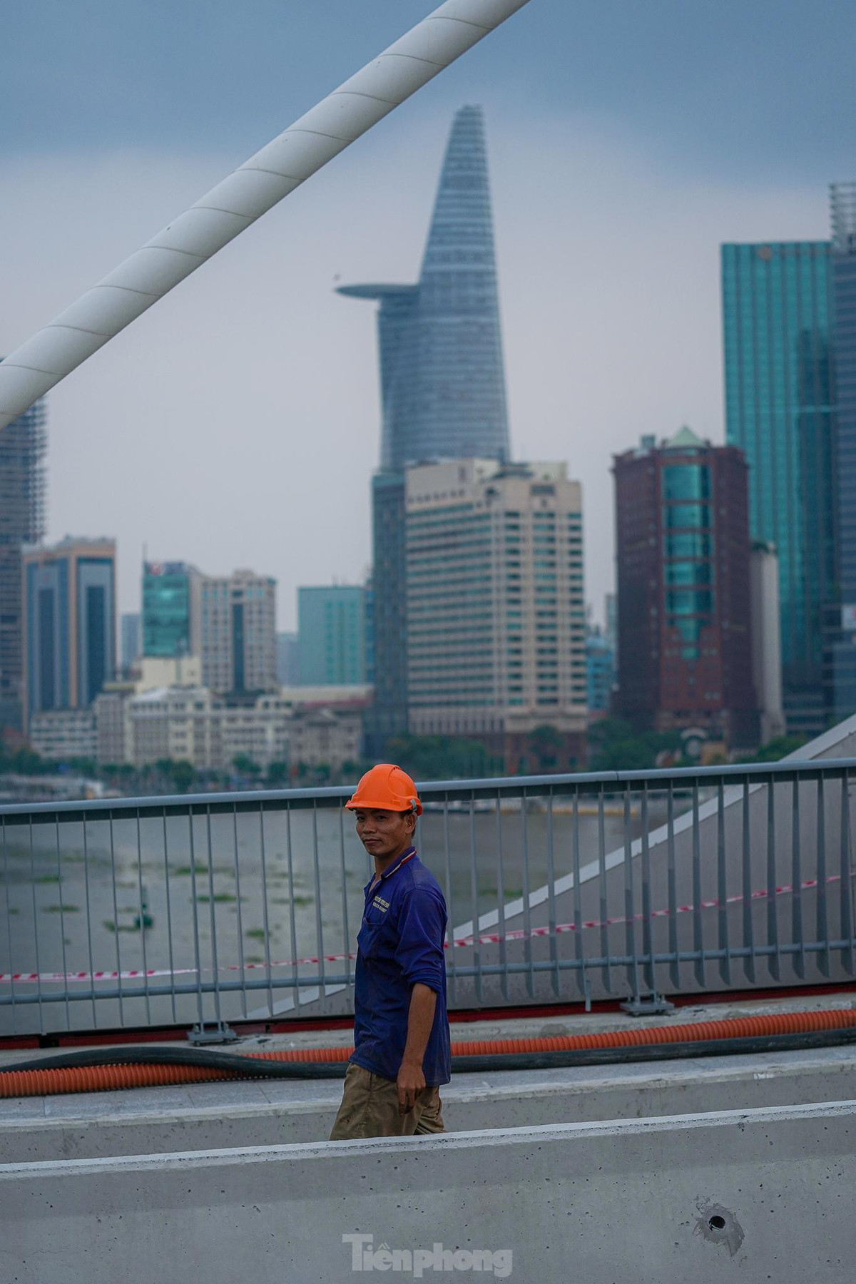 Công nhân có mặt trên cầu cơ bản thực hiện các công đoạn hoàn thiện.