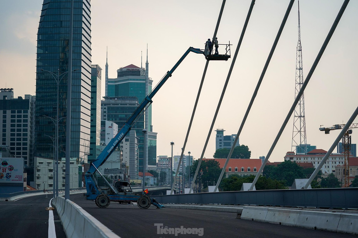 Đến hiện tại, theo quan sát, công trình đã hoàn thành các gói thầu xây lắp, thảm nhựa mặt cầu đối với hai nhánh rẽ N1, thi công điện chiếu sáng, cây xanh cảnh quan, tổ chức giao thông...