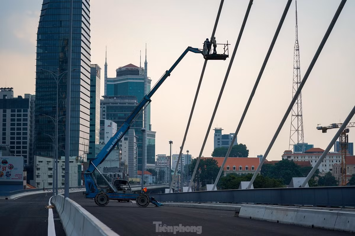 Đến hiện tại, theo quan sát, công trình đã hoàn thành các gói thầu xây lắp, thảm nhựa mặt cầu đối với hai nhánh rẽ N1, thi công điện chiếu sáng, cây xanh cảnh quan, tổ chức giao thông...