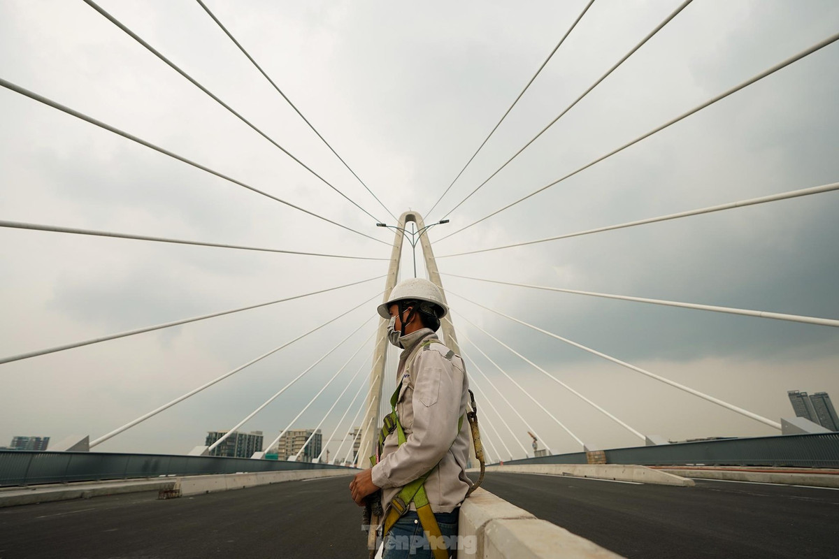 Cầu Thủ Thiêm 2 (TP.HCM) đang được hoàn thiện mặt đường cùng các hạng mục cuối cùng trước khi bước vào giai đoạn thử tải vào cuối tháng 3 và thông xe vào tháng 4.