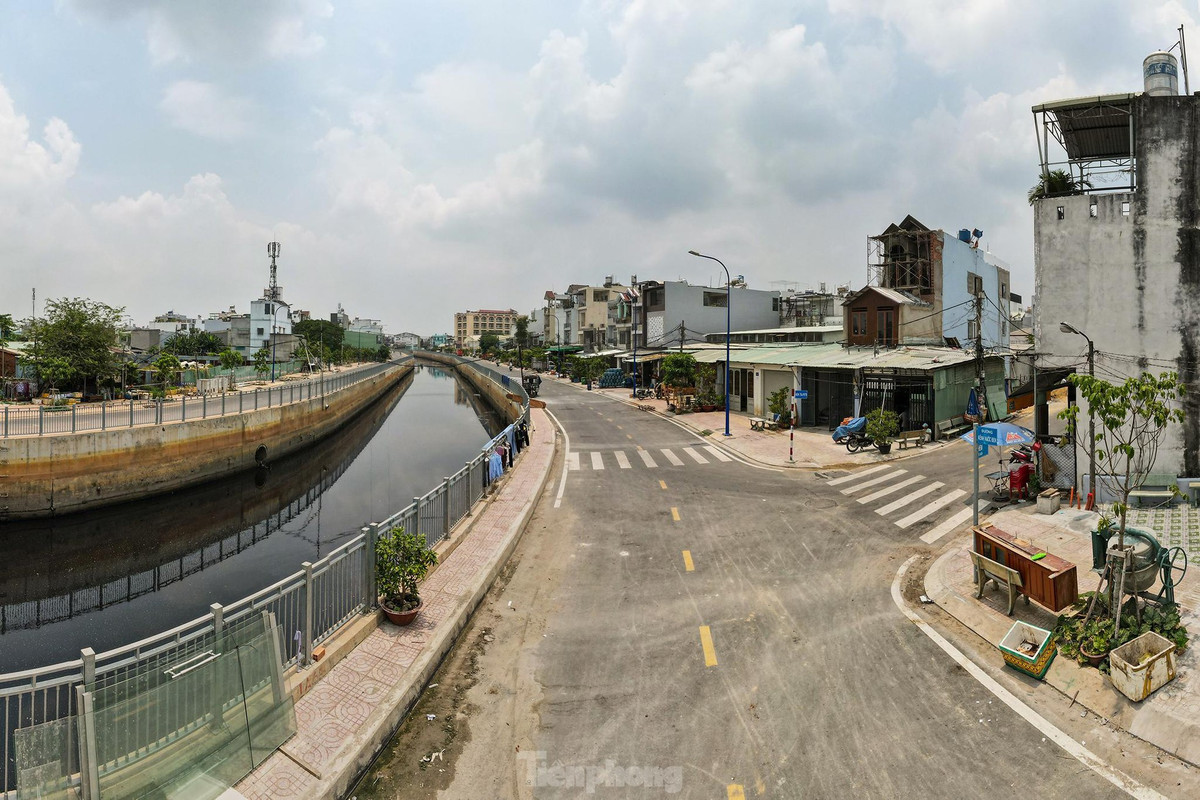 Dự án dài 1,4 km, rộng 40 m bao gồm cả mặt đường, vỉa hè và lòng kênh. Một phần kênh Nước Đen là cống hộp được thi công từ năm 2005. Trên cống là công viên cây xanh được xây hơn chục năm trước, tạo cảnh quan xanh cho bờ kênh.