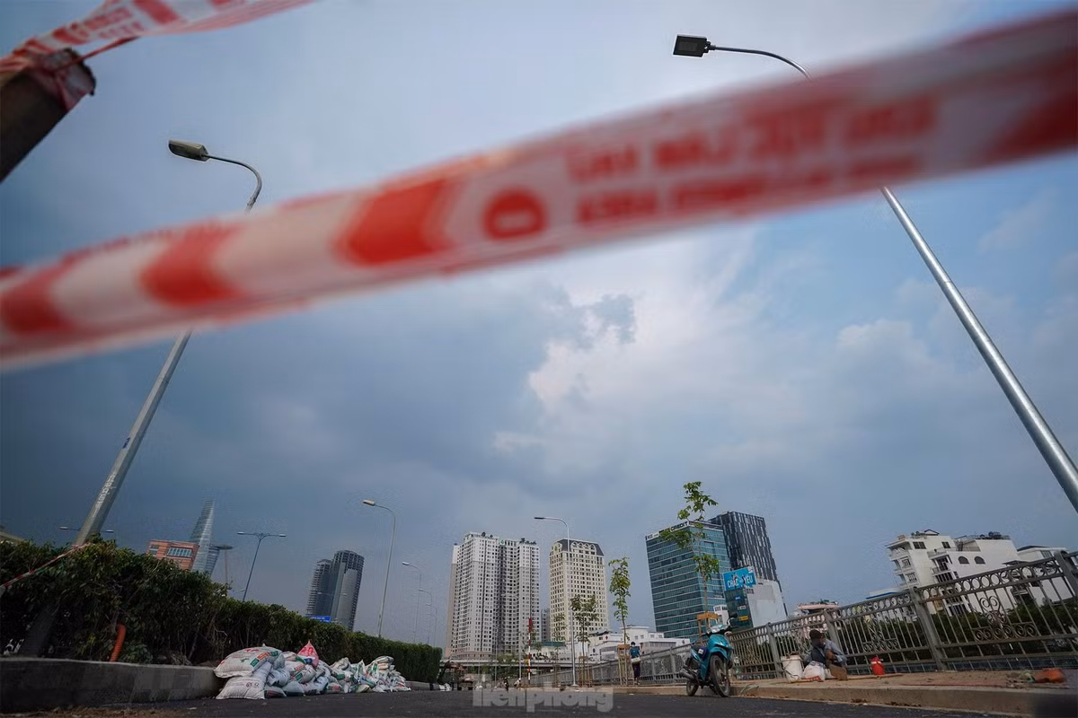 Tổng kinh phí đầu tư cho dự án đường song hành Võ Văn Kiệt trên 50 tỉ đồng. Dự án đường song hành Võ Văn Kiệt sau khi hoàn thành, đưa vào khai thác, việc di chuyển xe hướng từ cầu Ông Lãnh về đường Pasteur kỳ vọng sẽ thuận lợi, không đi vòng qua cầu Calmette, vòng qua quận 4.