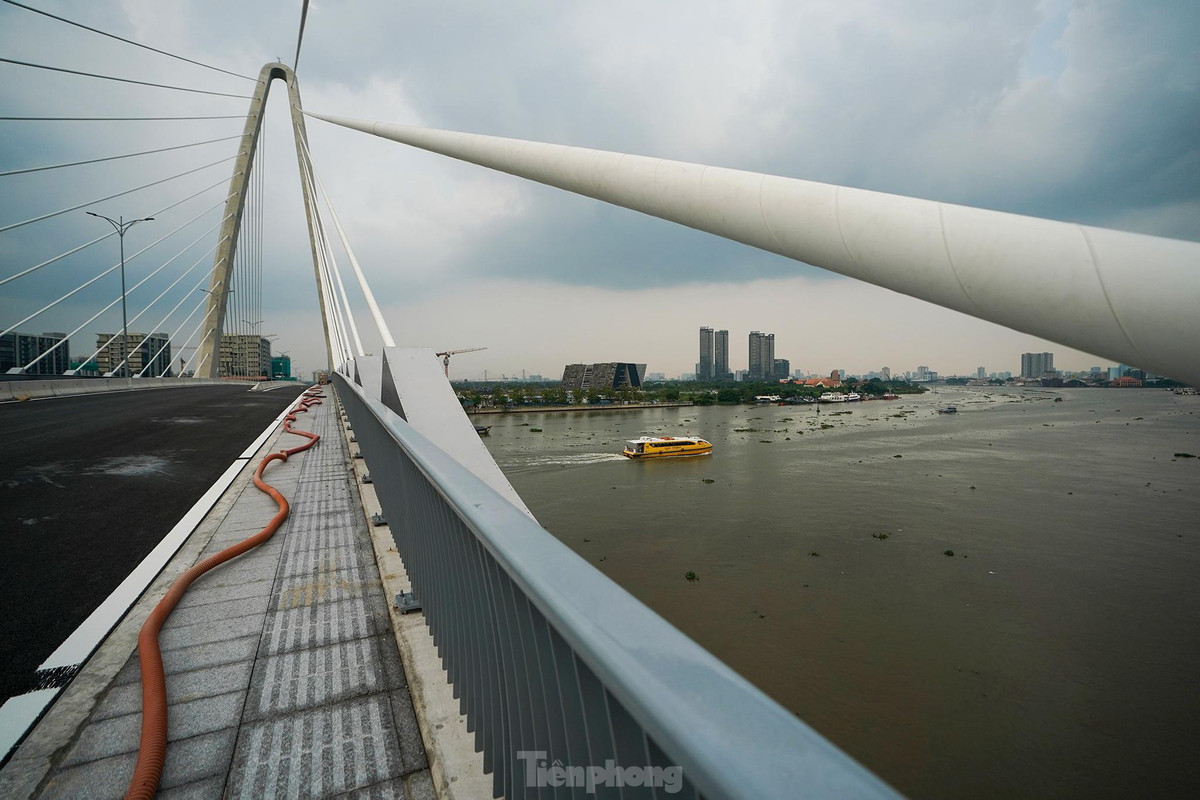 Công trình xây dựng cầu Thủ Thiêm 2 nằm trong những dự án trọng điểm của TP HCM, có tổng vốn đầu tư gần 3.100 tỉ đồng, do Công ty Cổ phần đầu tư địa ốc Đại Quang Minh làm chủ đầu tư. Công trình dài hơn 1,4km, trong đó phần cầu dài 886m với 6 làn xe, thiết kế dây văng với trụ tháp chính cao 113m. Phương tiện lưu thông bên dưới là tuyến buýt sông Sài Gòn, một trong những điểm nhấn của du lịch TPHCM.