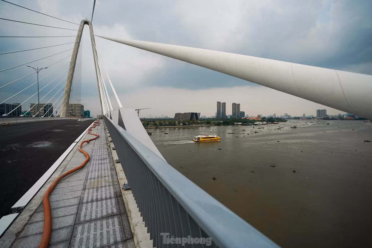 Công trình xây dựng cầu Thủ Thiêm 2 nằm trong những dự án trọng điểm của TP HCM, có tổng vốn đầu tư gần 3.100 tỉ đồng, do Công ty Cổ phần đầu tư địa ốc Đại Quang Minh làm chủ đầu tư. Công trình dài hơn 1,4km, trong đó phần cầu dài 886m với 6 làn xe, thiết kế dây văng với trụ tháp chính cao 113m. Phương tiện lưu thông bên dưới là tuyến buýt sông Sài Gòn, một trong những điểm nhấn của du lịch TPHCM.