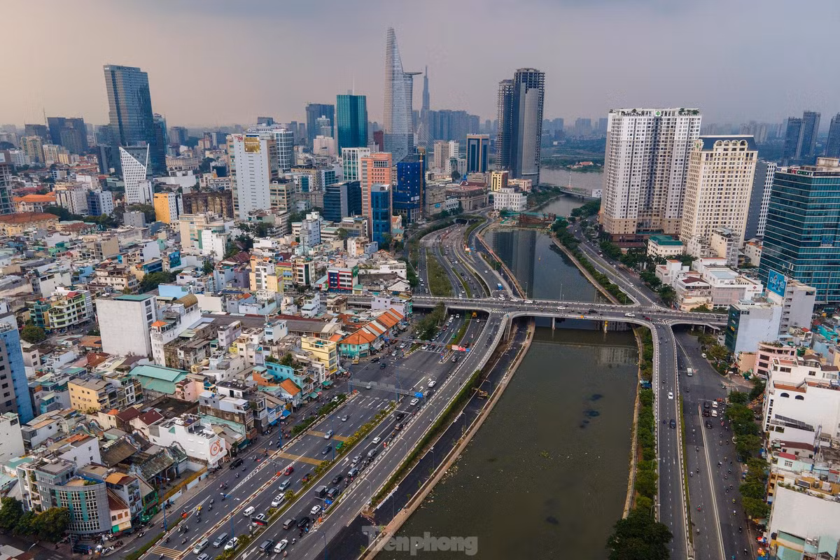 Theo Trung tâm Quản lý giao thông công cộng, phía trước hầm sông Sài Gòn là nút giao Ký Con - Võ Văn Kiệt, lưu lượng lưu thông lớn, thường xuyên xảy ra xung đột giao thông nên gây ra ùn tắc. Do đó, quá trình di chuyển vừa mất thời gian, gây ùn tắc phía đường Võ Văn Kiệt. Sau khi đường song hành Võ Văn Kiệt hoàn thành, các phương tiện có thể đi thẳng, hạn chế ùn tắc.