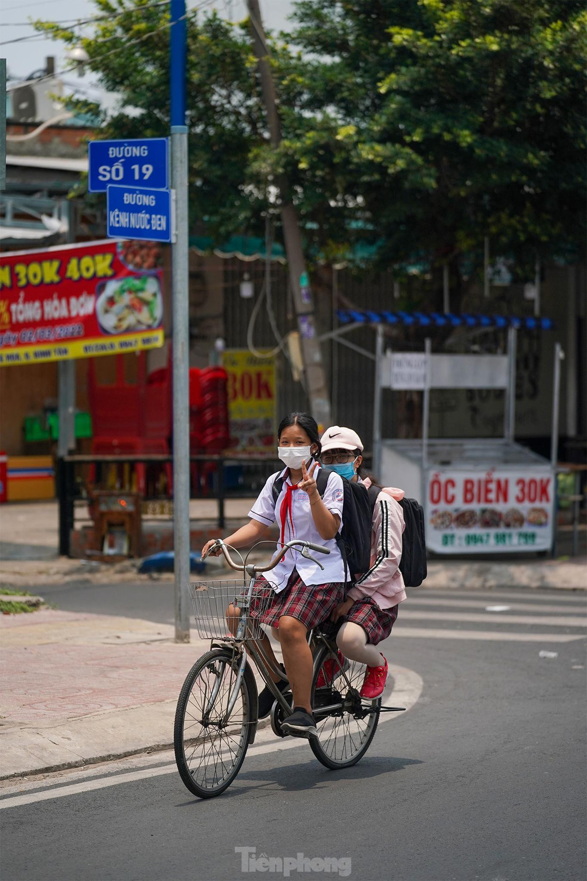 Sau khi cải tạo, lòng kênh được nạo vét, hai bên bờ được kè lại chắc chắn, lắp lan can cao hơn 1,5 m và làm vỉa hè rộng gần một mét cho người đi bộ. "Anh thấy đó, giờ nhìn mấy đứa nhỏ chạy xe đến trường mà mình mát ruột, không nghĩ có một ngày đoạn đường này có kè, có vỉa hè, có cống...", ông Lê Quốc Tự, nhà ở đường Kênh Nước Đen hơn 10 năm xúc động.