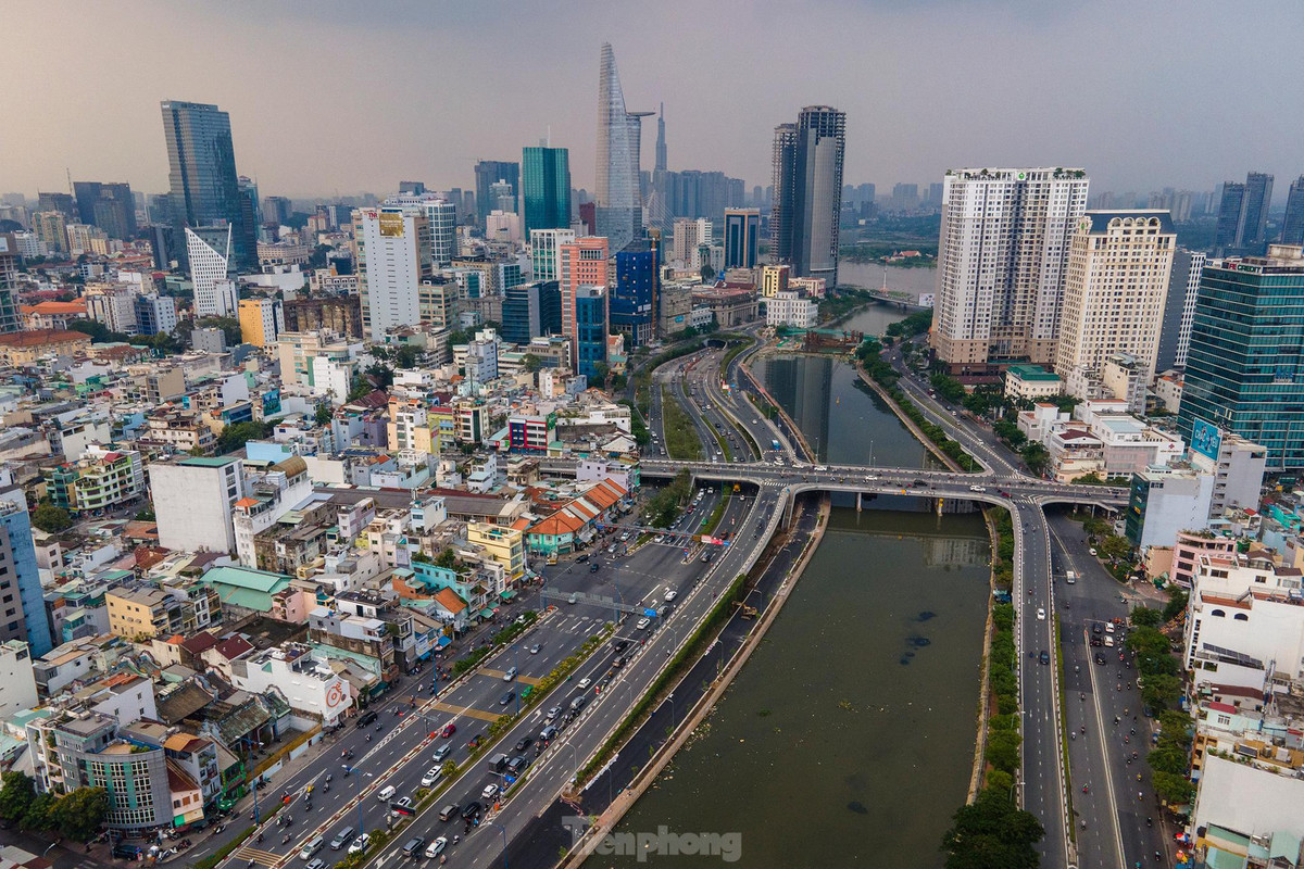 Theo Trung tâm Quản lý giao thông công cộng, phía trước hầm sông Sài Gòn là nút giao Ký Con - Võ Văn Kiệt, lưu lượng lưu thông lớn, thường xuyên xảy ra xung đột giao thông nên gây ra ùn tắc. Do đó, quá trình di chuyển vừa mất thời gian, gây ùn tắc phía đường Võ Văn Kiệt. Sau khi đường song hành Võ Văn Kiệt hoàn thành, các phương tiện có thể đi thẳng, hạn chế ùn tắc.