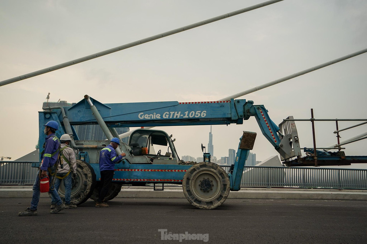 Công trình xây dựng cầu Thủ Thiêm 2 (nối quận 1 và TP Thủ Đức) hiện cơ bản đã hoàn thành, sẽ thử tải cầu dẫn, cầu chính đến 15/4. Sau đó, Hội đồng nghiệm thu nhà nước sẽ kiểm tra, nghiệm thu hoàn thành công trình.