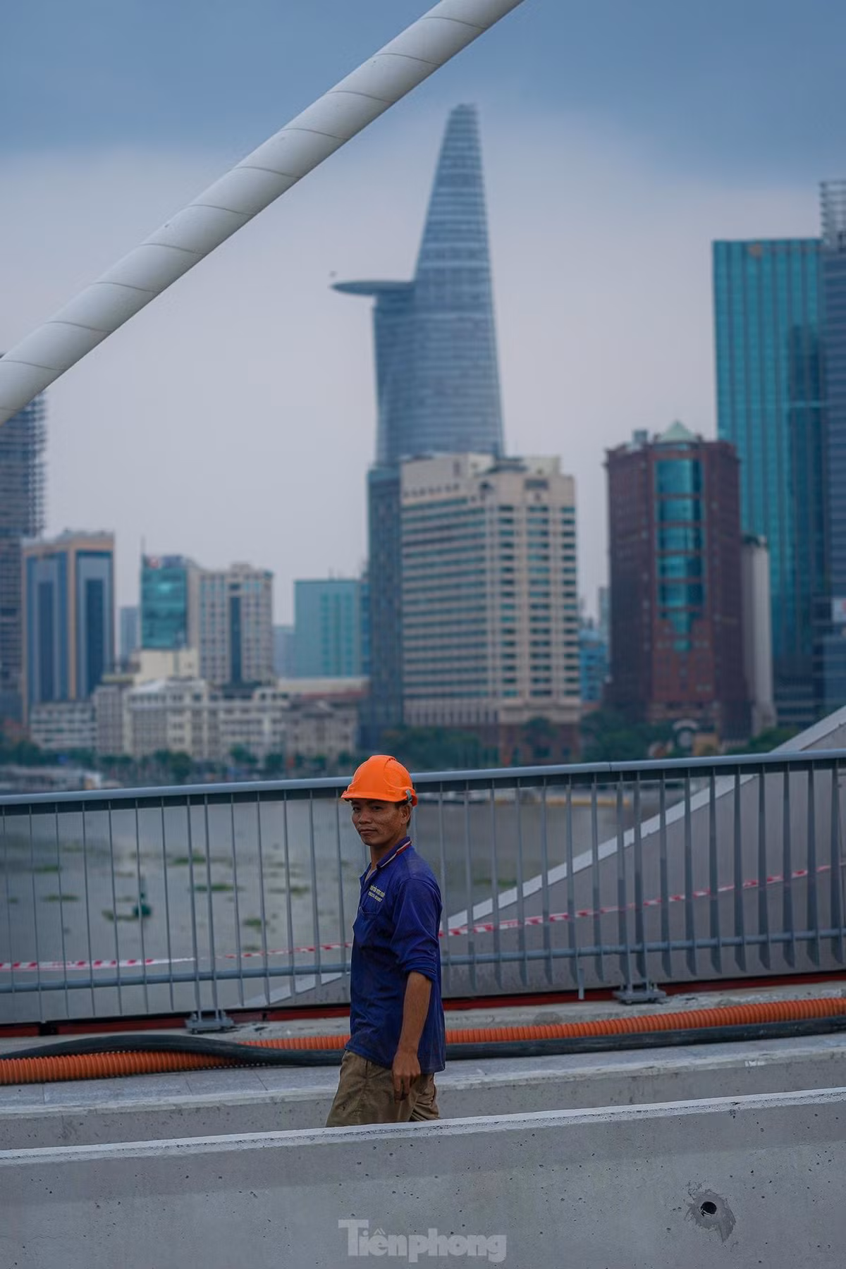 Công nhân có mặt trên cầu cơ bản thực hiện các công đoạn hoàn thiện.