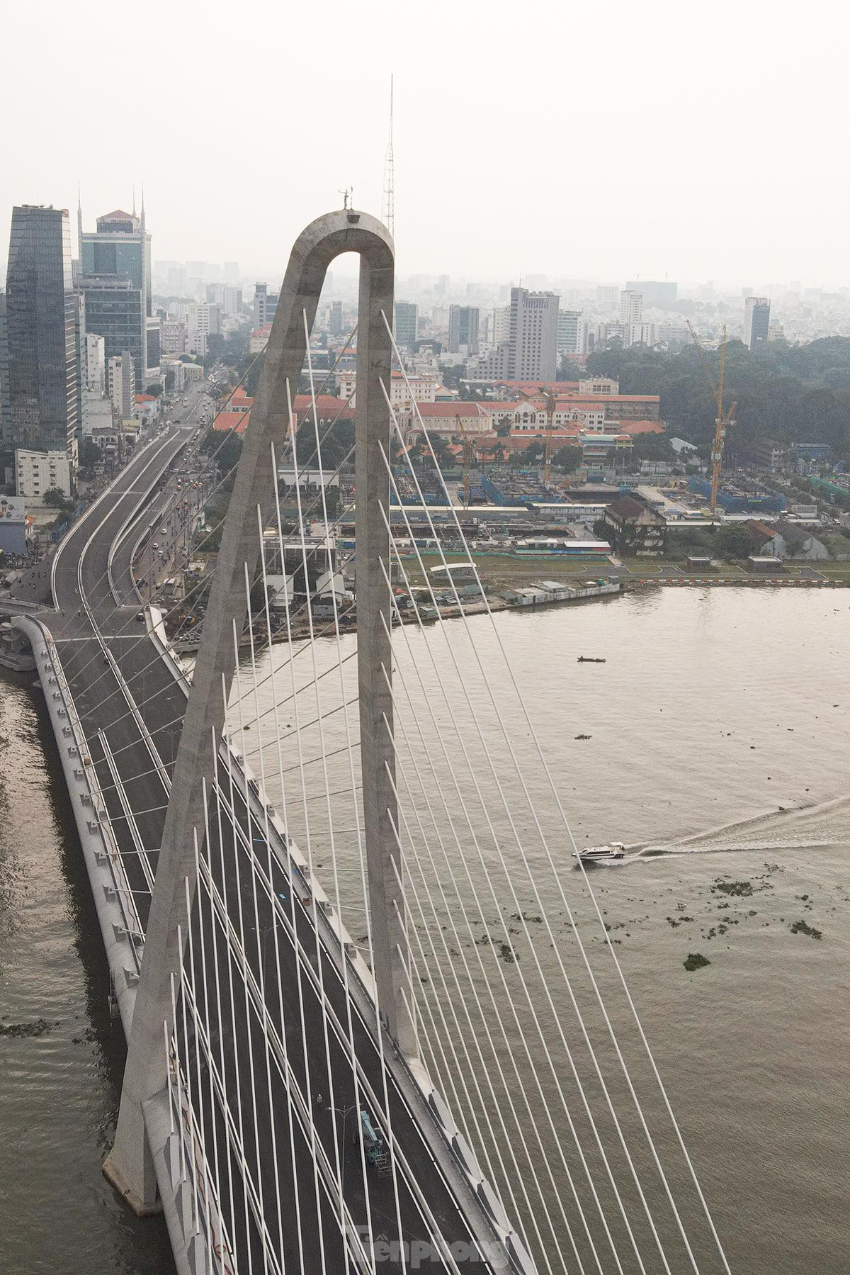 Sở GTVT TPHCM cho biết dự án xây dựng cầu Thủ Thiêm 2 là một trong các dự án trọng điểm của ngành giao thông thành phố. Vượt qua đại dịch COVID-19 diễn biến hết sức phức tạp trên địa bàn thành phố vừa qua, các đơn vị liên quan đã nỗ lực tăng cường các giải pháp nhằm đảm bảo an toàn chống dịch theo quy định. Đồng thời, vừa đảm bảo đẩy nhanh tiến độ thi công hoàn thành công trình. Đến nay, công trình đã cơ bản hoàn thành.