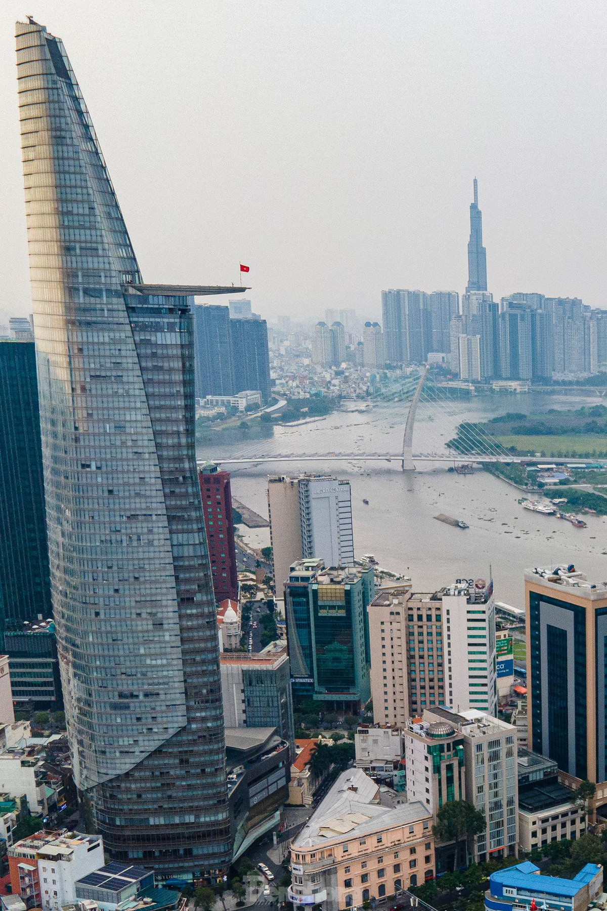 Nằm song hành đại lộ Võ Văn Kiệt là công trình cầu Thủ Thiêm 2. Cầu Thủ Thiêm 2 có quy mô 6 làn xe (4 làn ôtô và 2 làn xe hỗn hợp), dài gần 1,5 km, trong đó phần cầu dài gần 900 m được thiết kế dây văng với trụ tháp chính cao 113 m, nghiêng về phía Thủ Thiêm, là biểu tượng cổng chào từ trung tâm thành phố qua Khu đô thị mới Thủ Thiêm. Cùng với thiết kế chiếu sáng mỹ thuật, cầu Thủ Thiêm 2 sẽ là điểm nhấn kiến trúc nổi bật trên sông Sài Gòn cả ngày lẫn đêm.