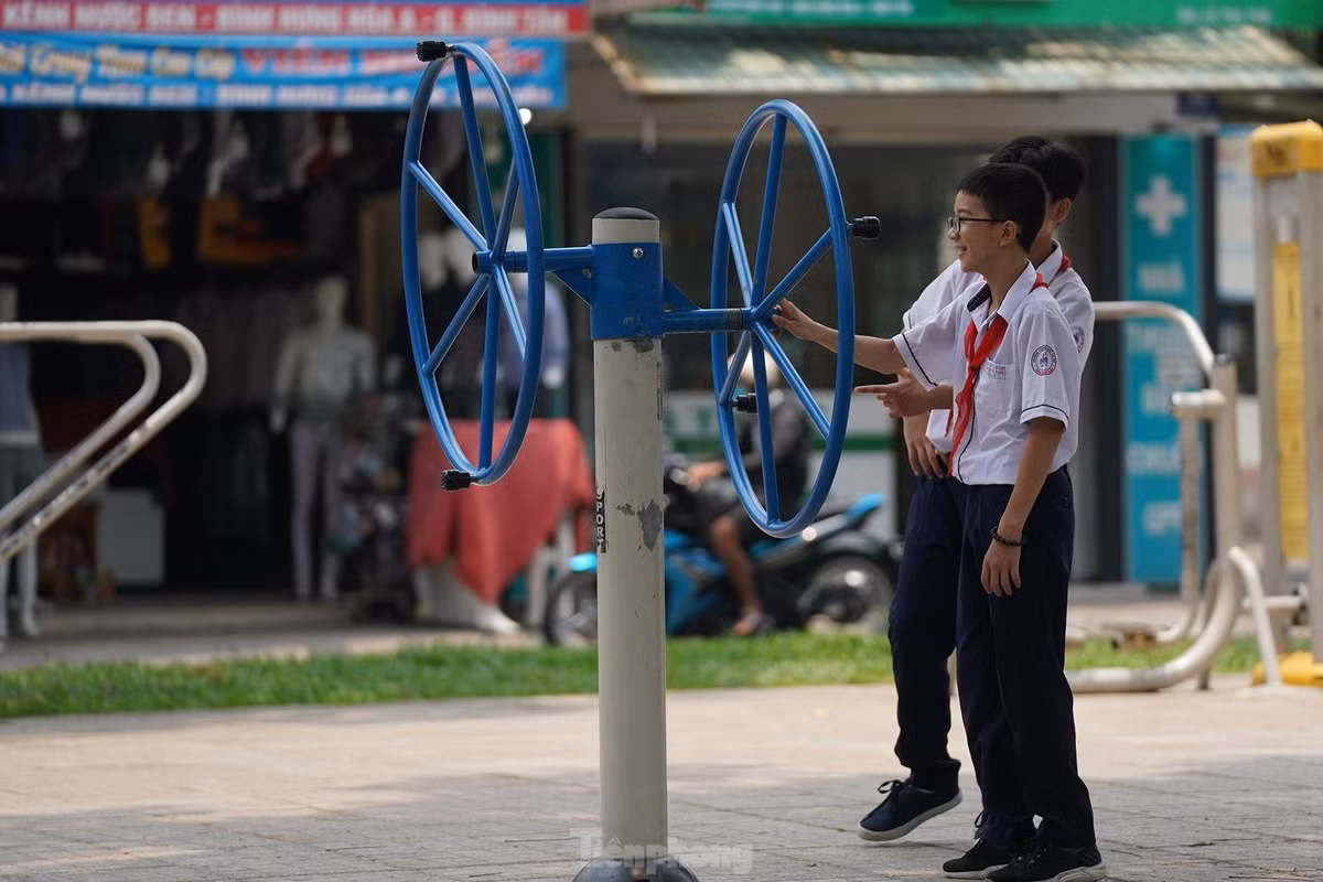 Công viên hướng ngã tư Bình Long- Kênh Nước Đen giờ thay da đổi thịt, các em học sinh vô tư nô đùa trong giờ ra chơi. Lòng đường hai bờ kênh thông thoáng hơn sau khi mở rộng, thảm nhựa cho hai làn xe chạy, lắp hệ thống chiếu sáng, trồng cây xanh, lát vỉa hè...
