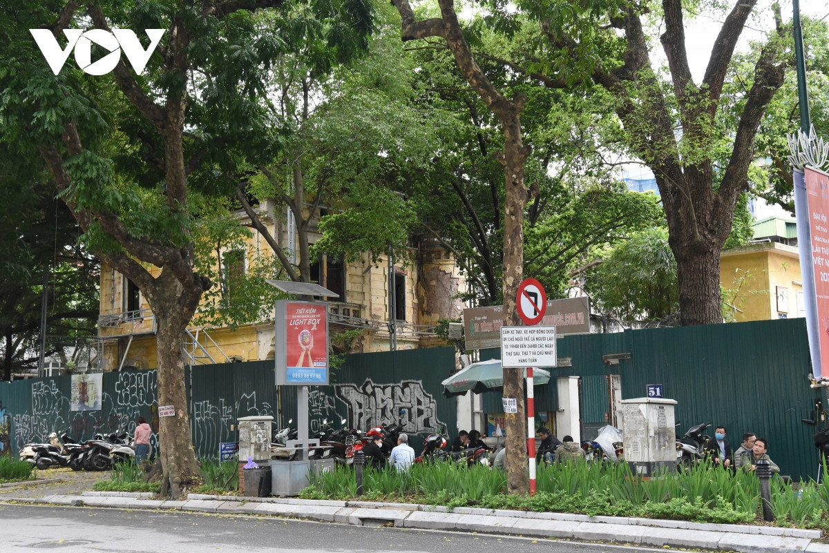 Theo chuyên đề “Giải pháp đẩy mạnh công tác quản lý, sử dụng các biệt thự công được xây dựng từ trước năm 1954 trên địa bàn thành phố Hà Nội, giai đoạn 2021-2025” vừa được ban hành, để tạo lập nguồn vốn thực hiện việc cải tạo biệt thự xuống cấp, Hà Nội tiếp tục thực hiện bán 600 biệt thự cũ thuộc danh mục được bán do Công ty TNHH MTV Quản lý và phát triển nhà Hà Nội quản lý đang bán dở dang (thực hiện từ năm 2009 đến nay).