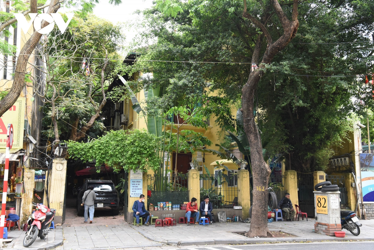 Biệt thự 82 Quán Sứ hiện các hộ dân đang thuê ở, cũng đang trong tình trạng xuống cấp.