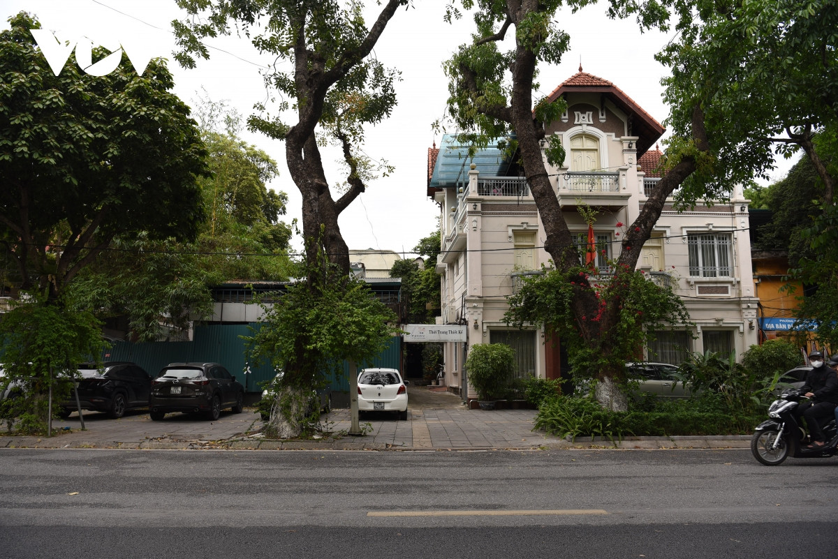 Biệt thự 34 Điện Biên Phủ cũng thuộc danh mục không được bán. Biệt thự này cũng đang trong tình trạng hư hỏng.