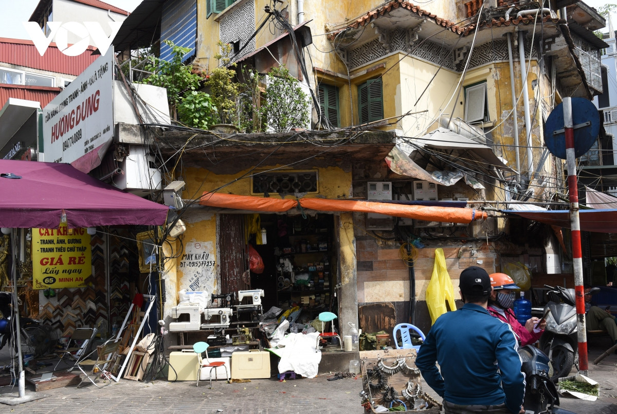 Tại biệt thự này, Công ty TNHH MTV Quản lý và Phát triển nhà Hà Nội đã ký hợp đồng cho các hộ thuê nhà ở, một số hộ đã mua nhà theo Nghi định 61/CP