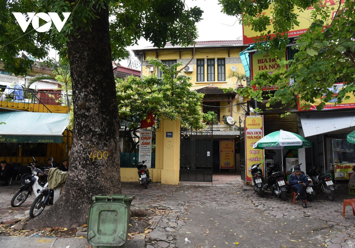 Biệt thự 86 Quán Sứ (86 Trần Hưng Đạo). Hiện các hộ dân đang thuê ở, một số hộ đã mua nhà theo Nghị định 61/CP