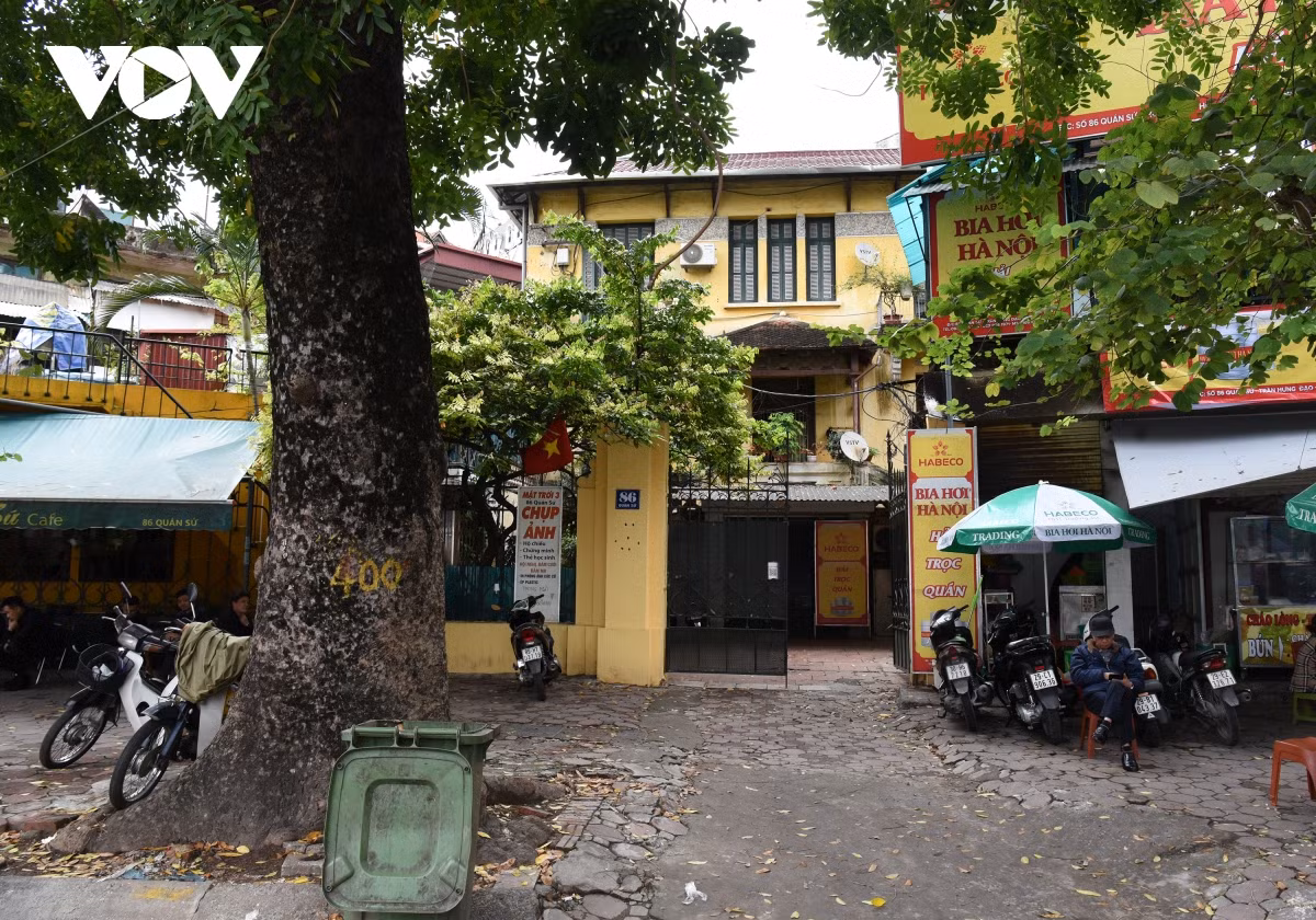 Biệt thự 86 Quán Sứ (86 Trần Hưng Đạo). Hiện các hộ dân đang thuê ở, một số hộ đã mua nhà theo Nghị định 61/CP