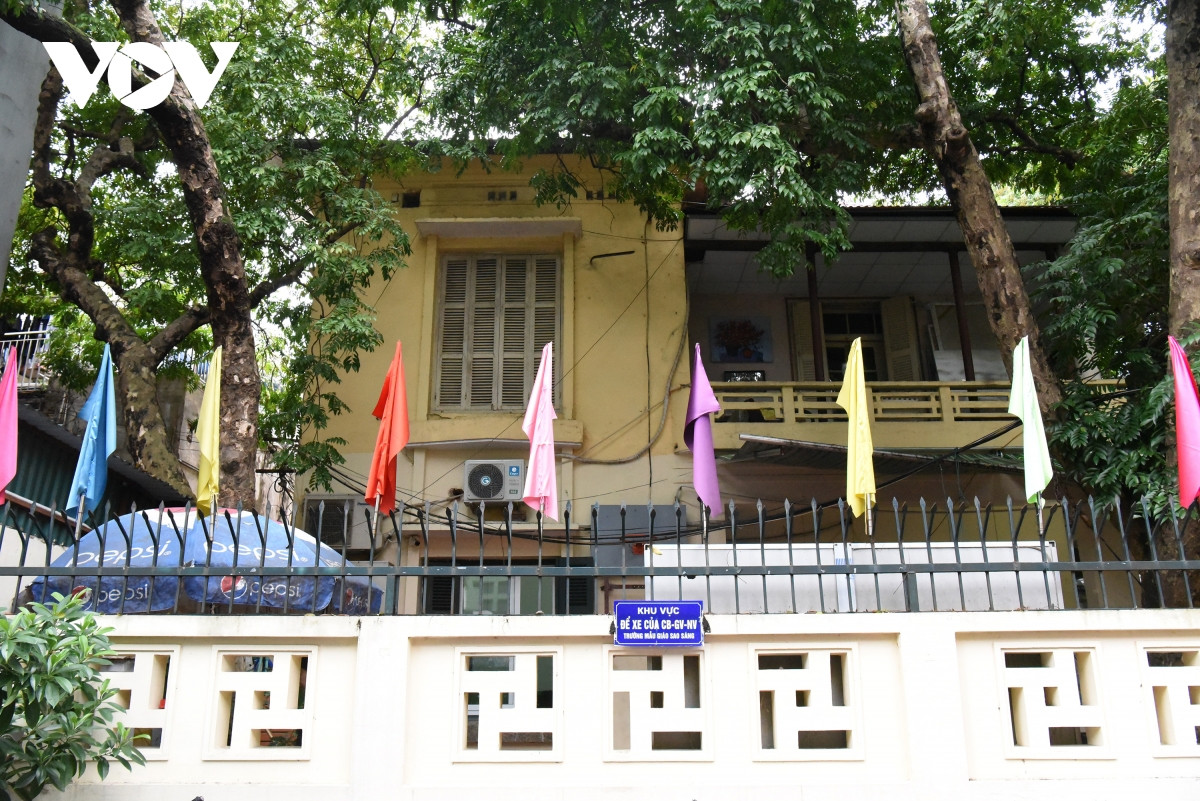 Biệt thự 12 Thiền Quang thuộc nhóm 1, hiện được dùng làm trường mẫu giáo và các hộ dân sinh sống.