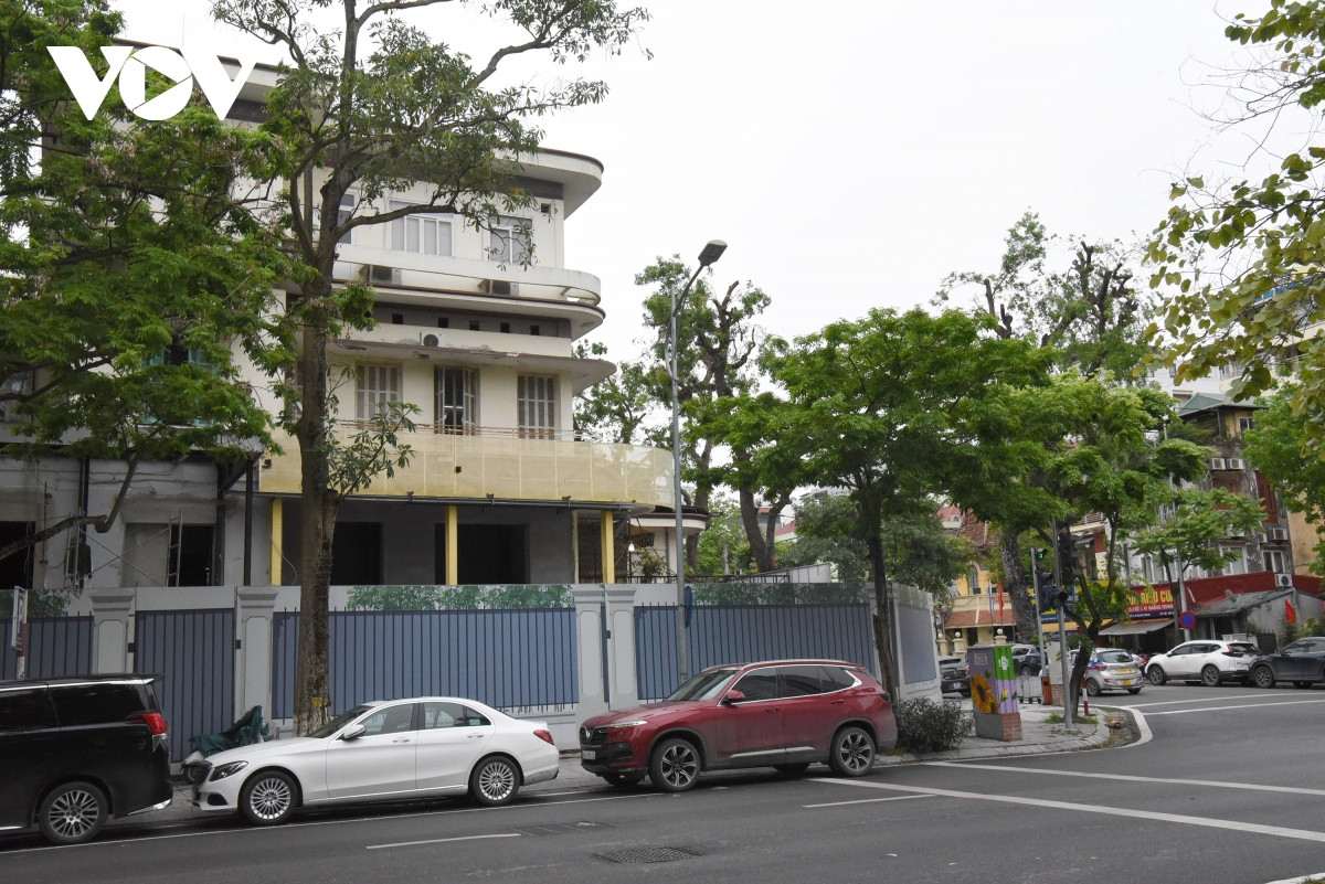 Biệt thự này có 2 mặt phố Nguyễn Du và Quang Trung hiện đang được cải tạo sửa chữa.