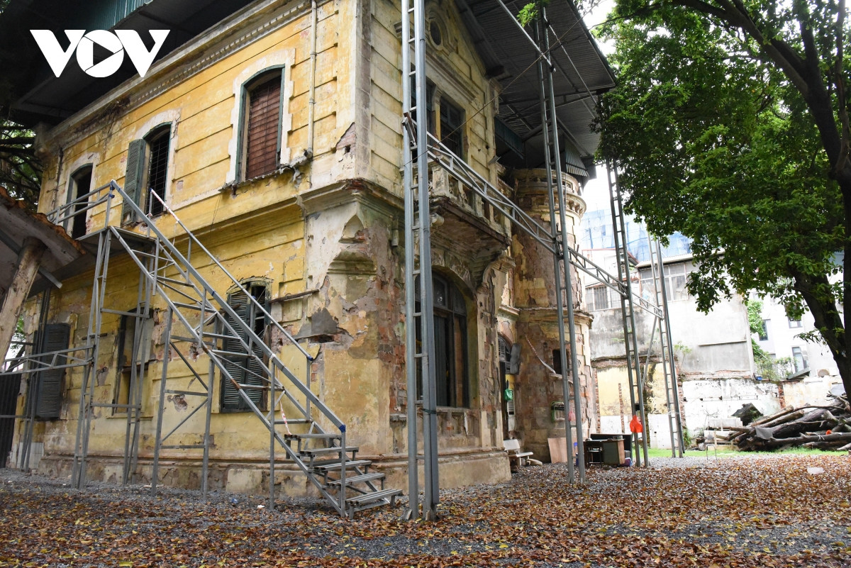 Biệt thự số 46 Trần Hưng Đạo, (2 mặt phố Trần Hưng Đạo và Hàng Bài) thuộc nhóm 1 biệt thự thuộc danh mục không được bán. Hiện biệt thự này được Nhà xuất bản Thế giới thuê và đang xuống cấp.