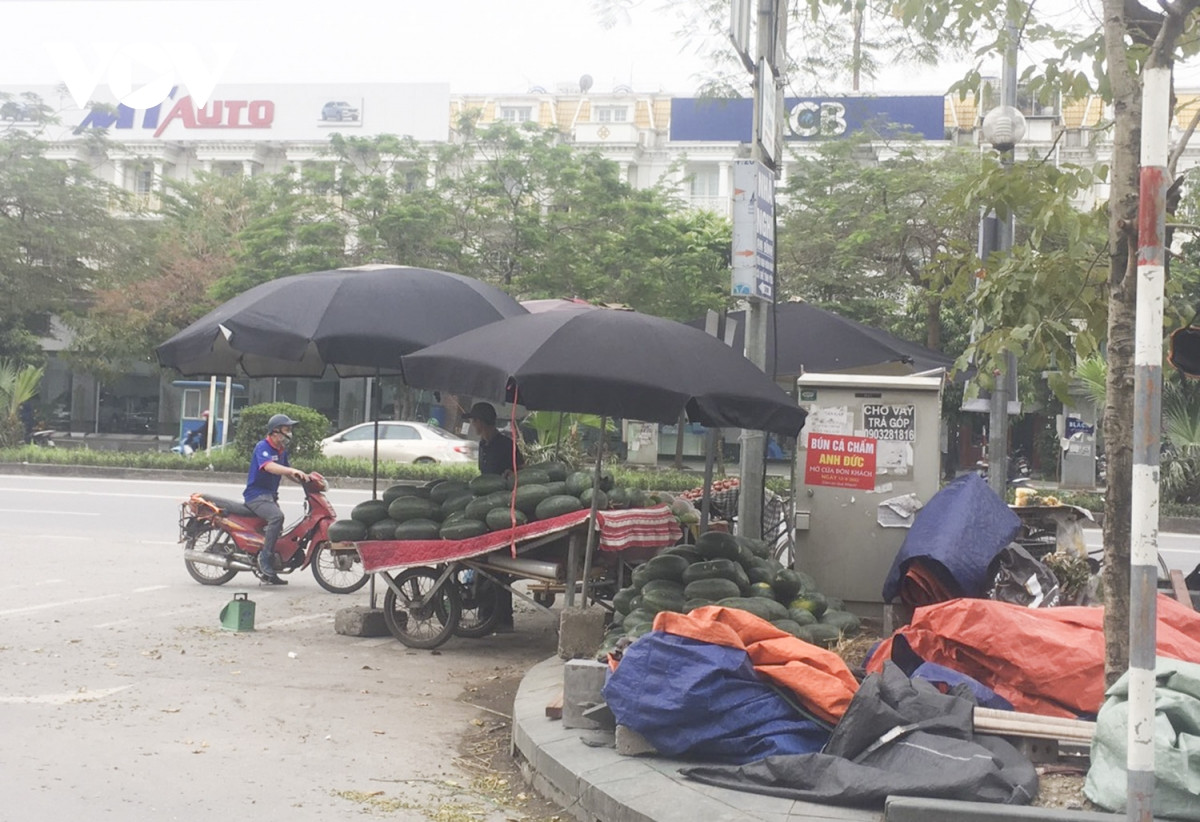 Hoa quả bày bán trên vỉa hè ở đường Tố Hữu.