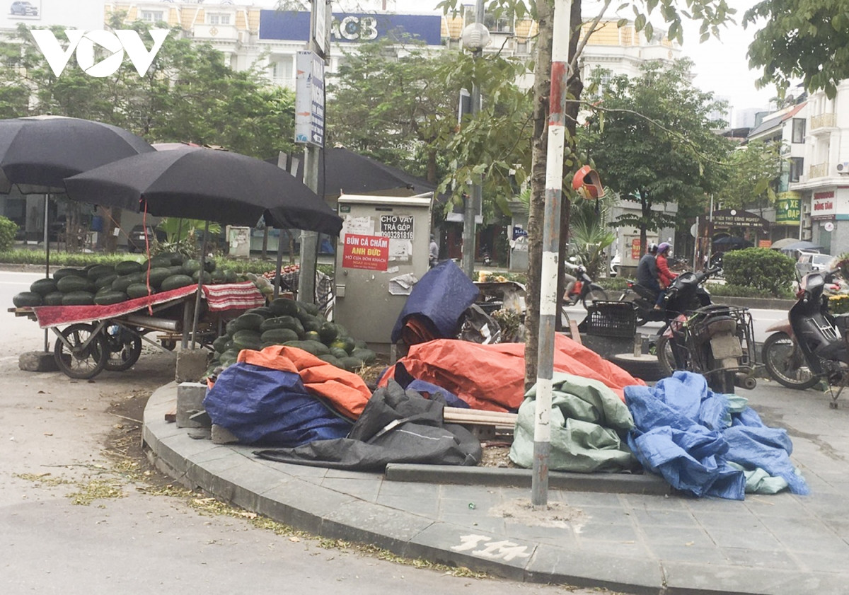 Nhằm đảm bảo trật tự đô thị, mỹ quan thành phố cũng như an toàn cho người tham gia giao thông, thiết nghĩ lực lượng chức năng cần có các biện pháp quyết liệt hơn.