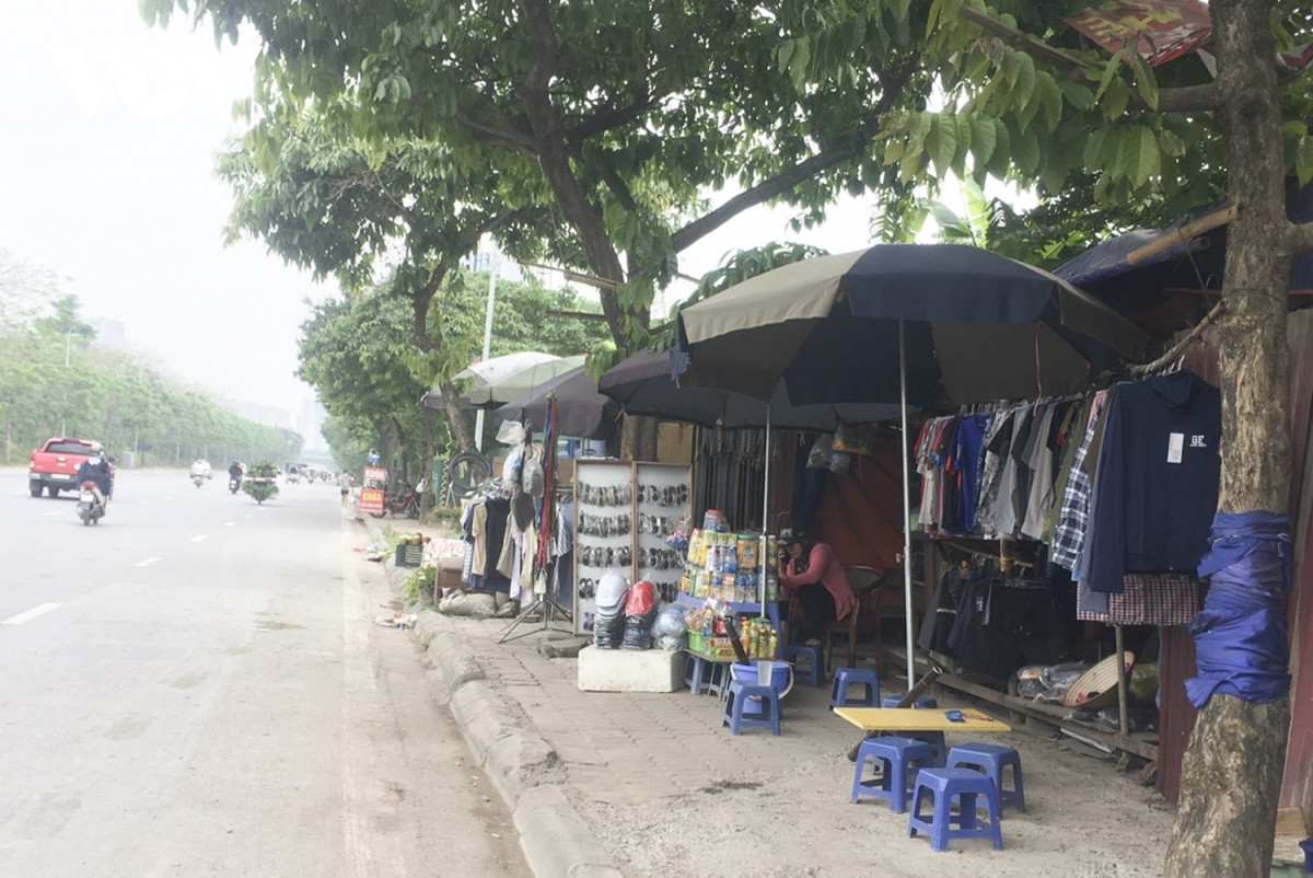 Dường như người dân đã xem đây là vị trí bán hàng quen thuộc hằng ngày của mình.