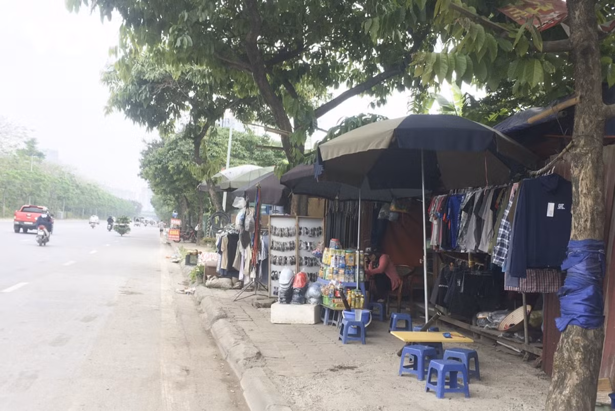 Dường như người dân đã xem đây là vị trí bán hàng quen thuộc hằng ngày của mình.