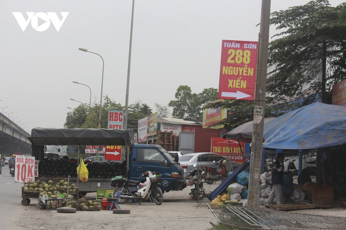 Theo ghi nhận của phóng viên, tình trạng tận dụng vỉa hè để buôn bán không chỉ ở đại lộ Thăng Long mà dọc các tuyến đường Tố Hữu, Nguyễn Xiển… cũng diễn ra tình trạng này.