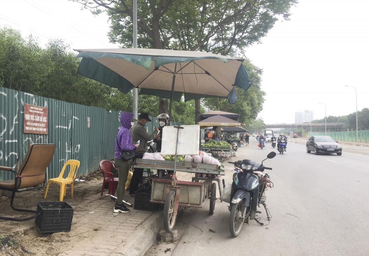 Cả một tuyến đường dài ngập tràn hàng hóa vỉa hè.