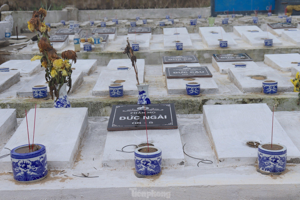 Tại các phần mộ đều thắp hương, hoa và người dân thường xuyên lên đây để dọn dẹp. Tục an táng cá voi tại miếu Đức Ngư Ông là sinh hoạt văn hóa phi vật thể của người dân địa phương, nó gắn với lễ hội cầu ngư nhượng bạn và hội chèo cạn diễn ra vào ngày 8/4 âm lịch hàng năm