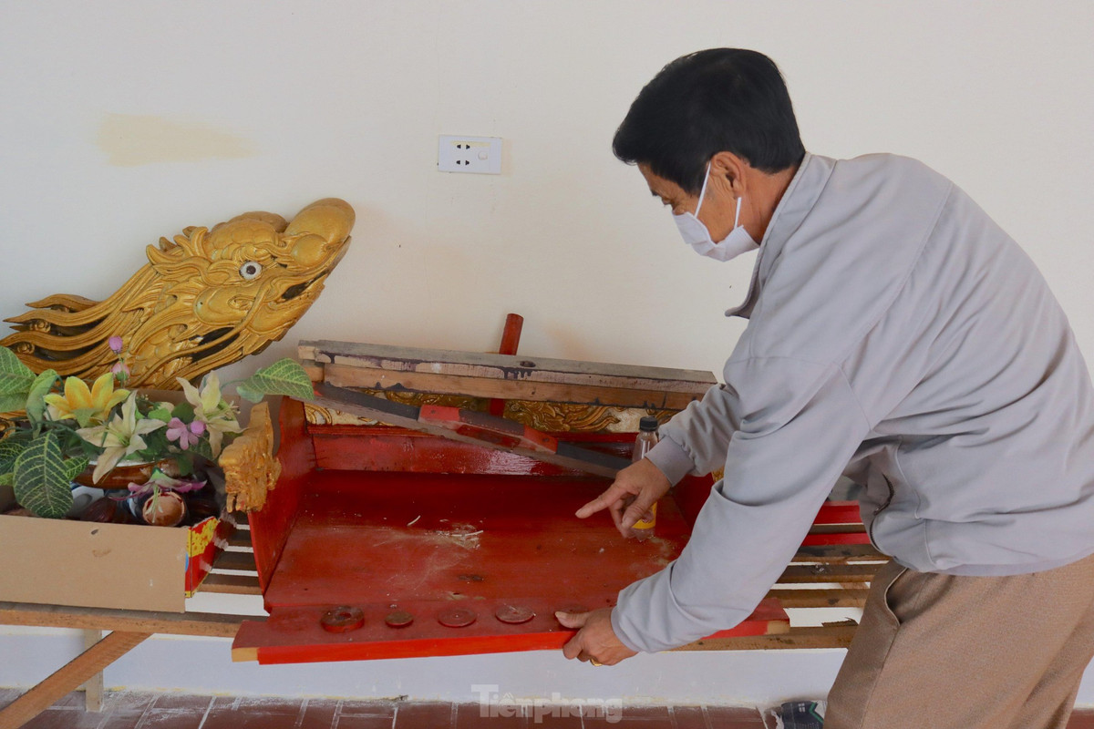 Tiếp theo sẽ tiến hành khâm liệm, hạ huyệt và chiêu hồn, đầy đủ nghi thức như an táng người. Sau khi an táng xong, sẽ tổ chức lễ 3 ngày - 50 ngày - 100 ngày, lễ 1 giỗ và hết tang. Trong ảnh tấm lụa đỏ sẽ trải ra lúc khâm lượm cá Ông.