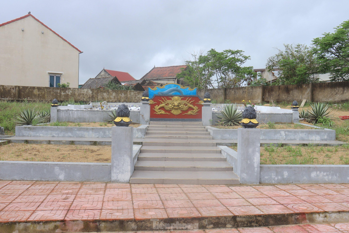 Khuôn viên mộ cá được xây dựng rất trang nghiêm.