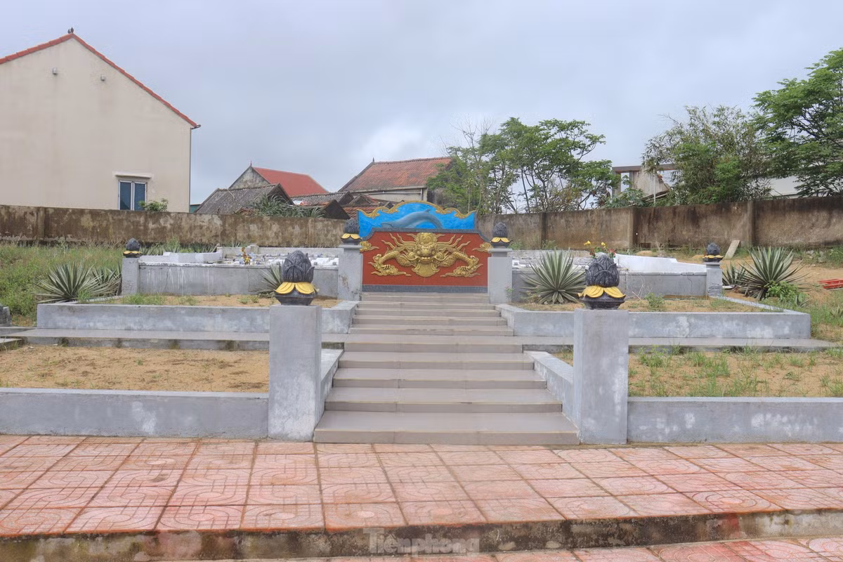 Khuôn viên mộ cá được xây dựng rất trang nghiêm.