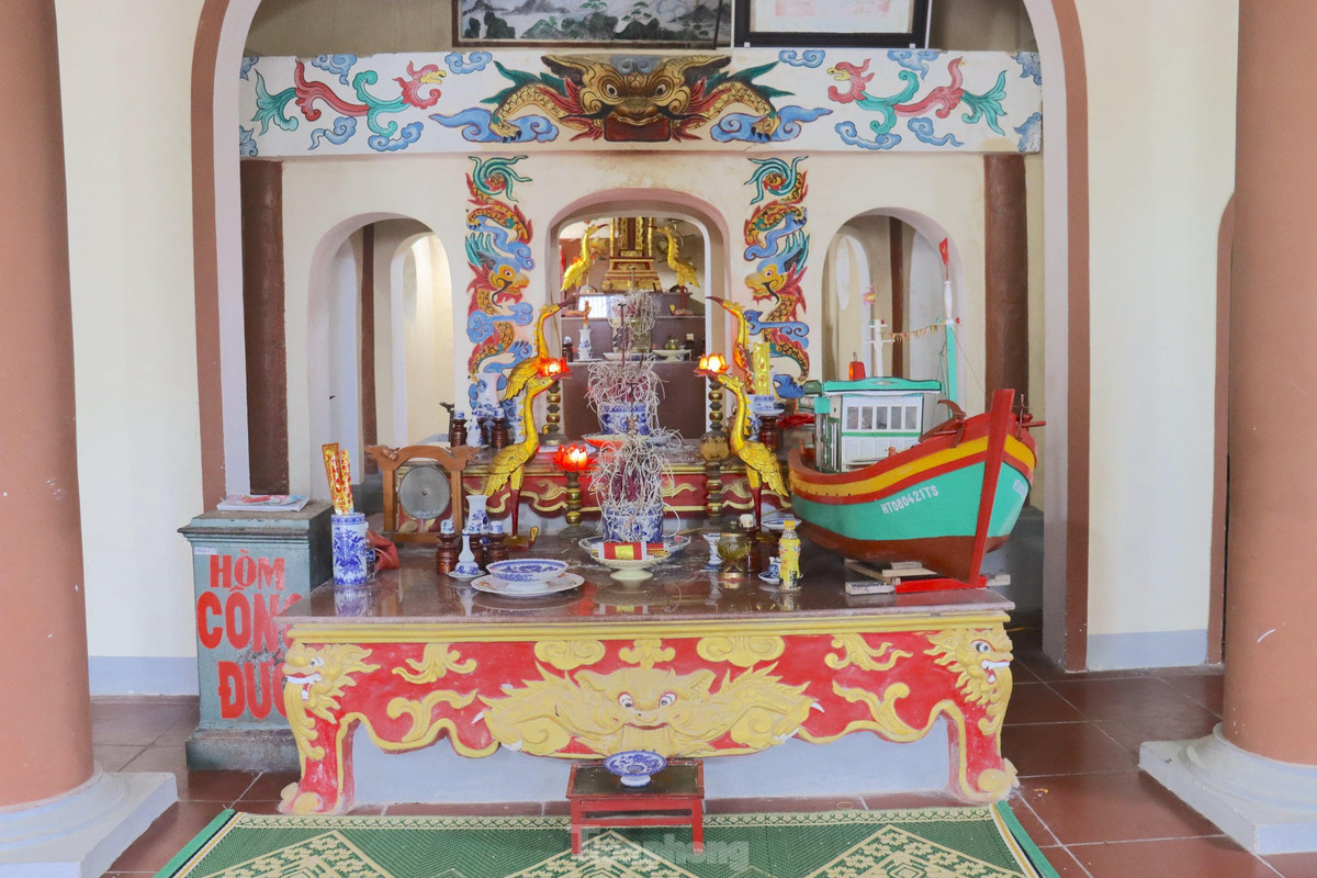 Bên trong miếu đặt bàn thờ để thắp hương vào những dịp ngày Rằm, cuối tháng hoặc vào dịp lễ, Tết. Với ngư dân, việc chôn cất và thờ tự cá voi thể hiện lòng thành kính như để thể hiện lòng biết ơn đối với cá voi đã luôn hỗ trợ ngư dân thoát khỏi hiểm nguy khi đánh bắt trên biển.