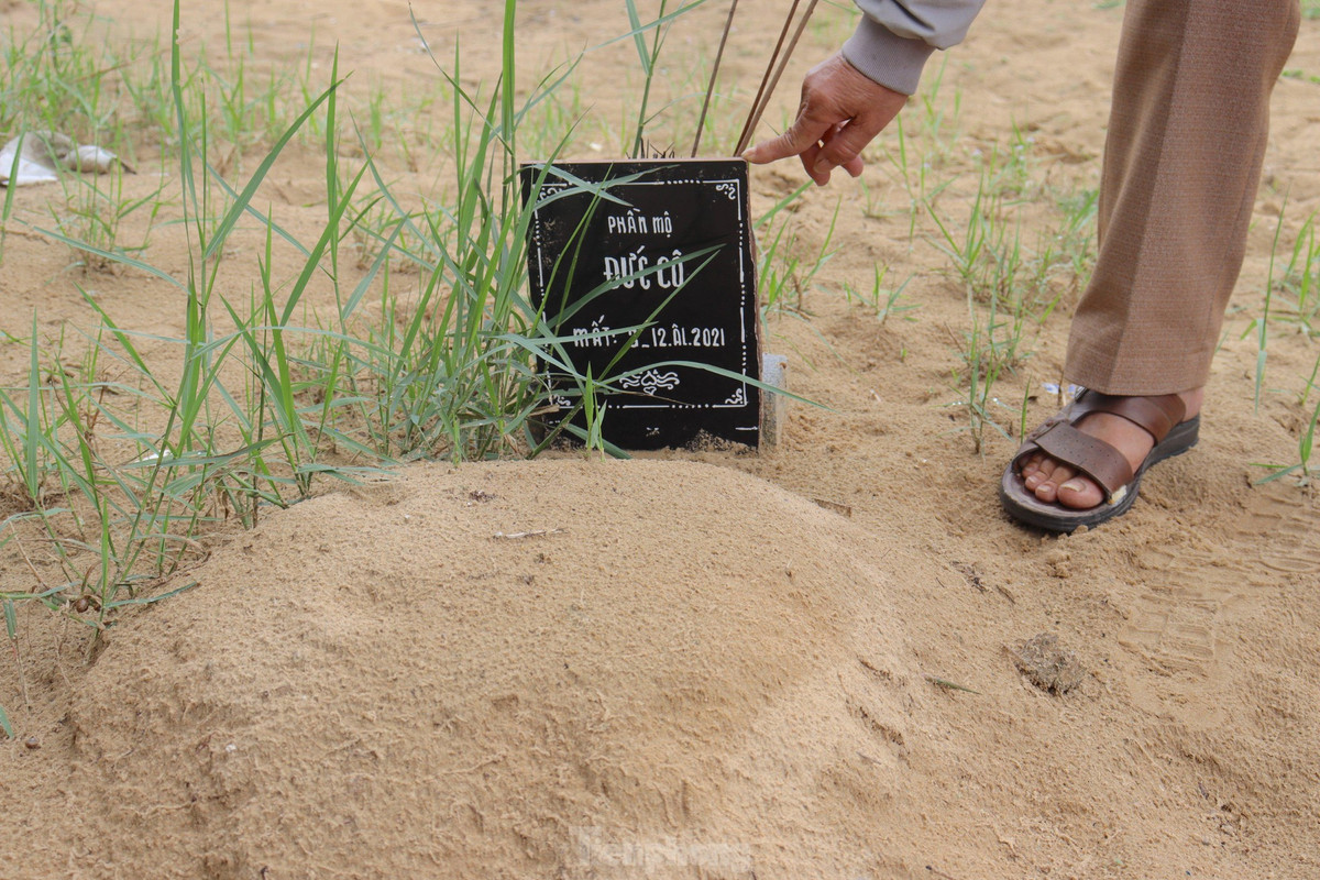 Ngôi mộ Đức Cô vừa được chôn cất cuối năm 2021. Tại mỗi ngôi mộ đều được đặt tấm bia ghi rõ ngày mất và đặt tên.