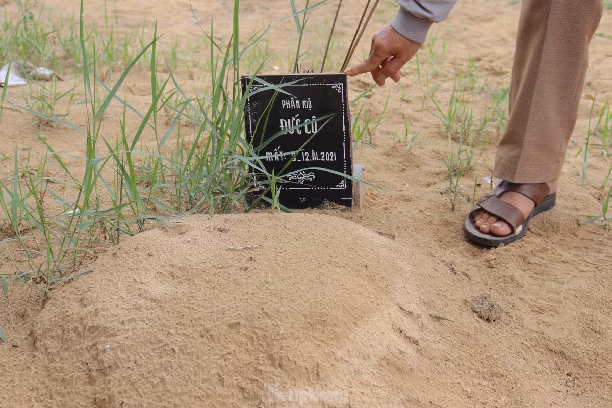 Ngôi mộ Đức Cô vừa được chôn cất cuối năm 2021. Tại mỗi ngôi mộ đều được đặt tấm bia ghi rõ ngày mất và đặt tên.