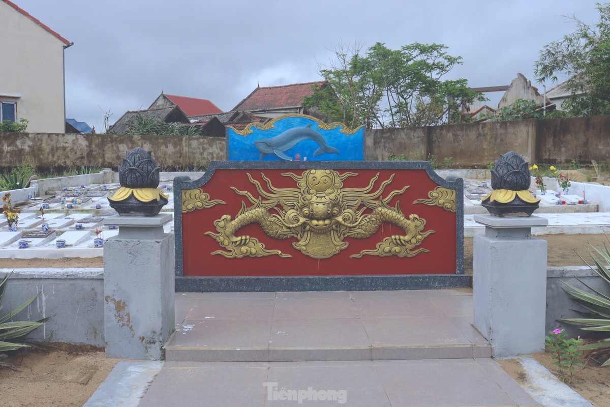 Ông Nguyễn Văn Hùng - Chủ tịch UBND xã Cẩm Nhượng cho hay, miếu Đức Ngư Ông là di tích thiêng liêng, hằng năm xã luôn huy động xã hội hóa và trích kinh phí để tôn tạo miếu, có thời điểm nhiều nhất khoảng một tỷ đồng.