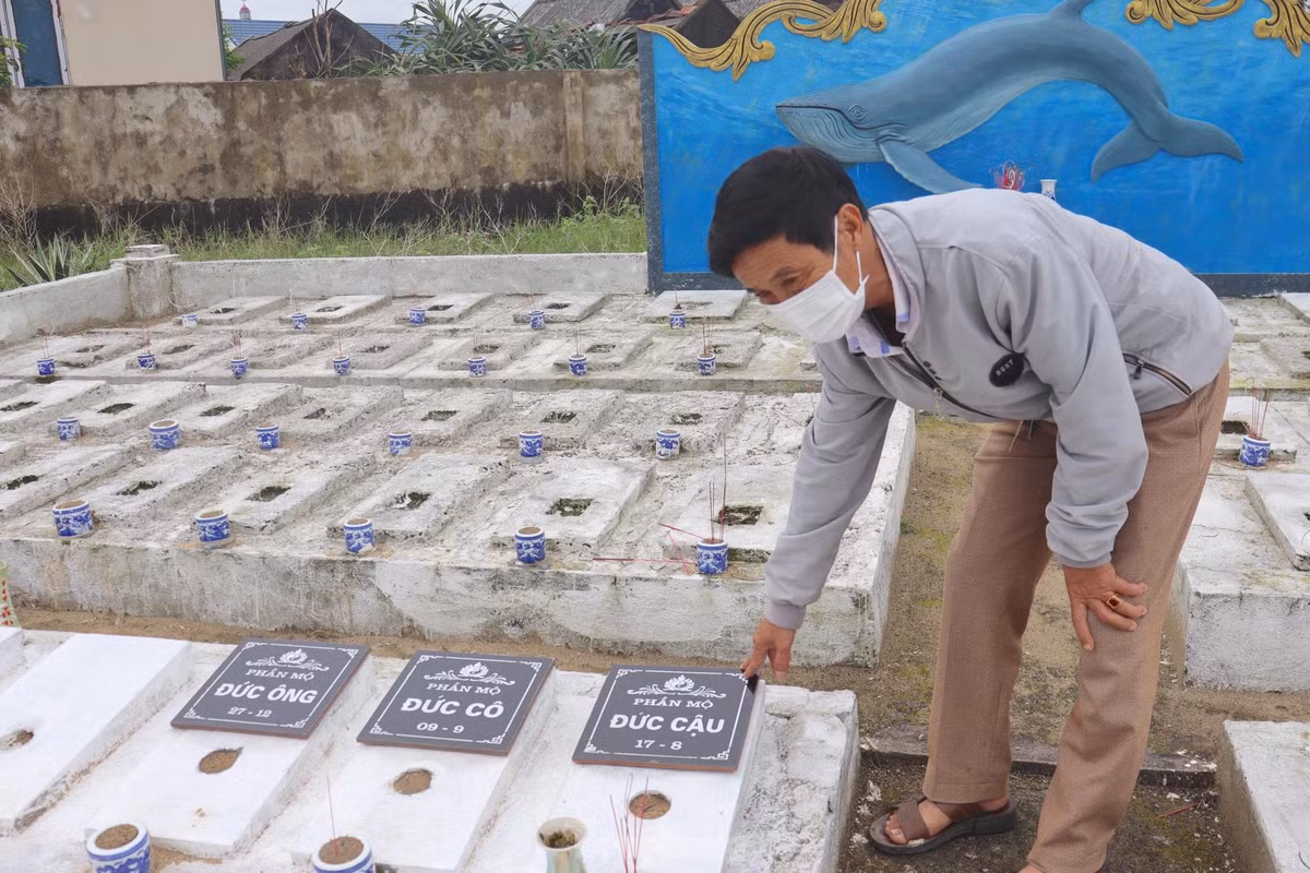 Theo ông Nguyễn Hữu Phương Ban lễ nghi miếu cá cho biết, với những cá Ông chết, thân đã bị biến dạng, khi đưa vào bờ, ban nghi lễ sẽ tiến hành tung đồng âm dương để xác định là đực hay cái. Sau đó sẽ tắm bằng nước lấy ở miếu hoặc tắm rượu rồi xịt nước hoa.