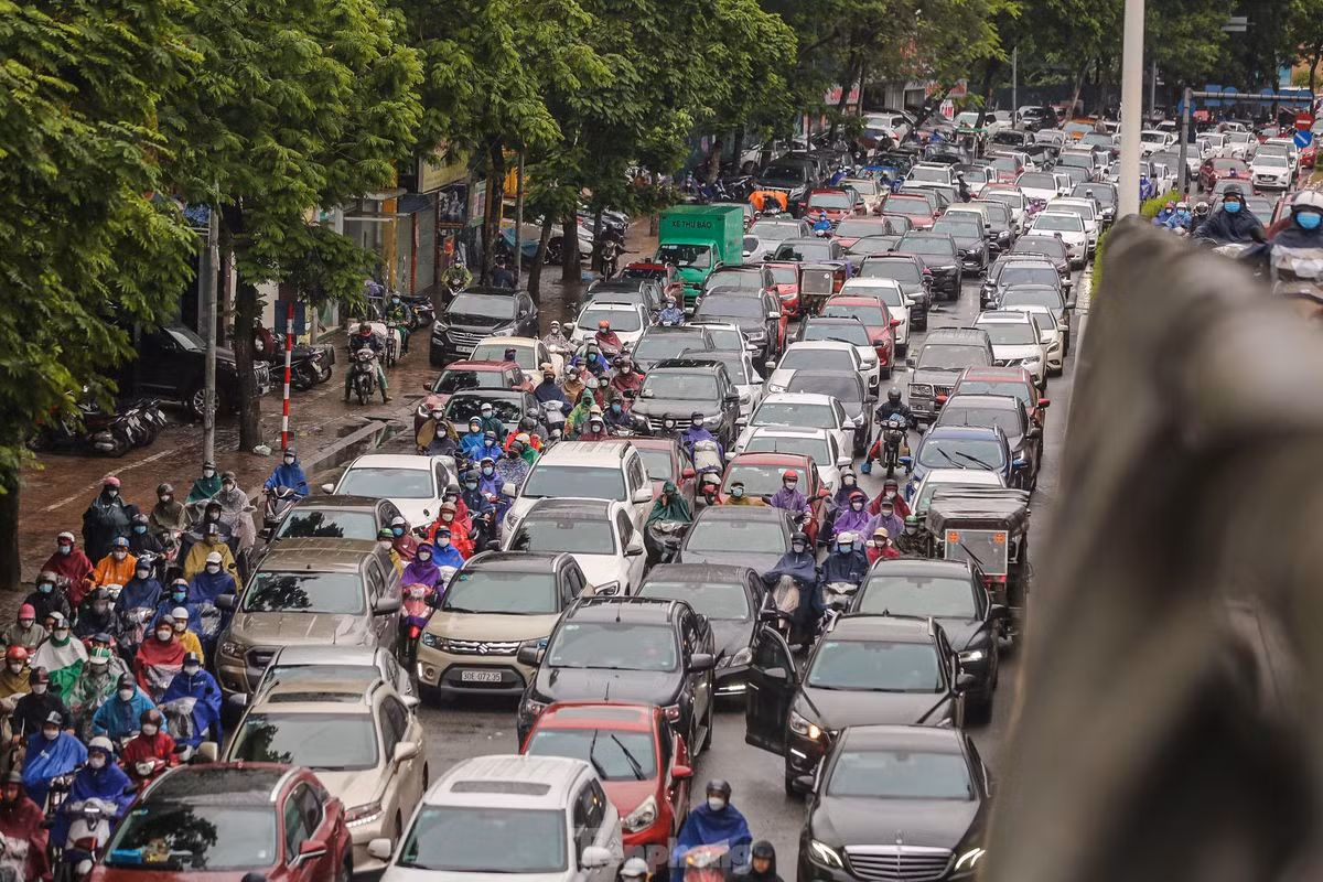 Hình ảnh tại tuyến đường Lê Văn Lương, đoạn dưới chân cầu nút giao với Láng Hạ.